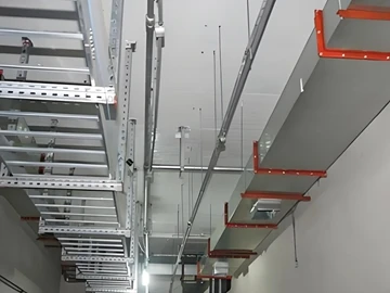 Разбиране на разликата между кабелни стълби и перфорирани кабелни скари